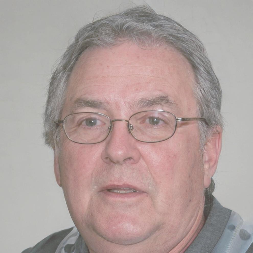 Портрет преподавателя Тома Руссо