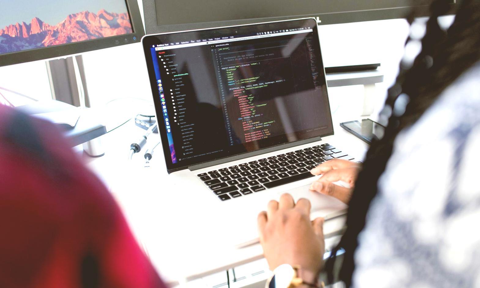 Успешные выпускники программы финансового образования на церемонии вручения сертификатов